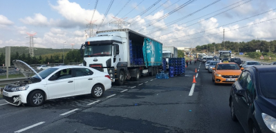 Damacanalar yola d&ouml;k&uuml;ld&uuml;! Trafik kitlendi...