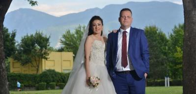 Damat darbeye takıldı, gelin tek başına oynadı