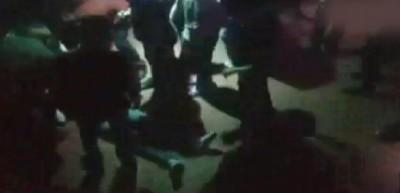 Dans eden genci tek yumrukla yere serdi