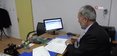 Darbeciler ekmeğinden etti, &ccedil;orap satarak &ccedil;ocuklarına baktı