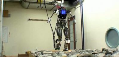 Darbeye rağmen devrilmeyen robot
