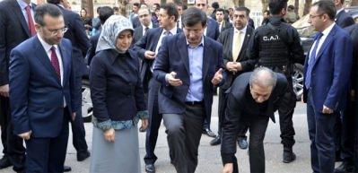 Davutoğlu, Diyarbakır'da onlarla da g&ouml;r&uuml;şt&uuml;