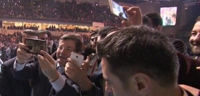 Davutoğlu'yla selfie &ccedil;ılgınlığı