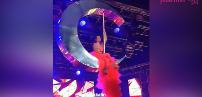 Demet Akalın Harbiye konserine Ay par&ccedil;asının &uuml;zerinde &ccedil;ıktı!