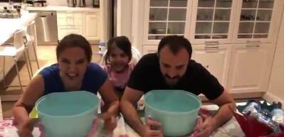 Demet Akalın ile Okan Kurt kızlarıyla video &ccedil;ekti!