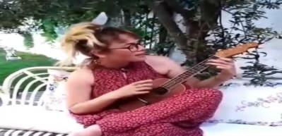Demet Evgar'dan kendisini sokan arı'ya gitar eşliğinde şarkı!