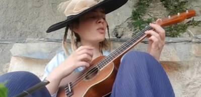Demet Evgar'dan ukulele ile Barış Man&ccedil;o şarkısı!