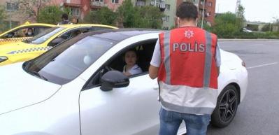 Denetimde g&ouml;sterdiği basın kartı sahte &ccedil;ıktı! Polisin plakasını kaydetti