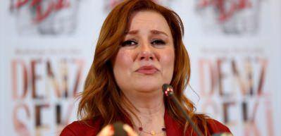 Deniz Seki kameralar karşısına ge&ccedil;ti