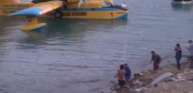 Denize acil iniş yapan u&ccedil;ağı halatlarla kurtardılar