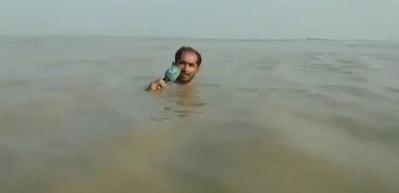 Pakistanlı muhabir 'sel haberini' b&ouml;yle sundu