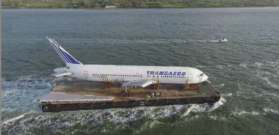 Denizin ortasında u&ccedil;ağı g&ouml;renler g&ouml;zlerine inanamadı!