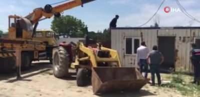 Denizli&rsquo;de 4 tonluk konteyneri &ccedil;ekici ile &ccedil;aldılar