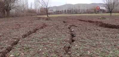 Deprem sonrasında oluşan dev yarıklar tedirgin ediyor