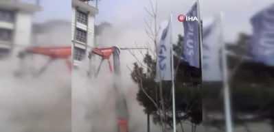 Depremde hasar alan bina yıkılırken &ccedil;&ouml;kt&uuml;