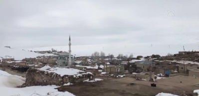 Depremde hasar g&ouml;ren Başkale'deki mahallelerde ekiplerin &ccedil;alışmaları s&uuml;r&uuml;yor