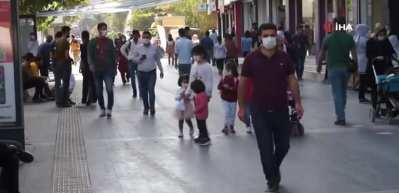 Dert dinleme başı 10 TL alan gen&ccedil; gezgin, derdiyle kendisini ağlatana da 100 TL veriyor