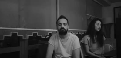 Derya Uluğ ve Asil G&ouml;k'&uuml;n Mehmet&ccedil;ik şarkısı ağlattı!