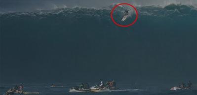 Dev dalgalar s&ouml;rf&ccedil;&uuml;y&uuml; b&ouml;yle yuttu