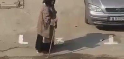 Dilenci kadının inanılmaz sesi ve y&uuml;rek dağlayan şarkısı
