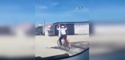 Dinlediği m&uuml;ziğe kendini kaptıran bisikletli