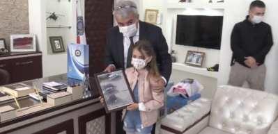 Dışarıda oyun oynarken polisten saklanan &ccedil;ocuklara s&uuml;rpriz