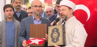 Diyanet İşleri Başkanı Erbaş şehit evini ziyaret etti, Kur'an okudu