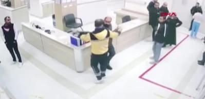 Diyarbakır'da, hasta yakınlarının sağlık &ccedil;alışanına saldırı anı kamerada