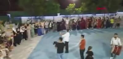 Diyarbakır'da uyarılara rağmen d&uuml;ğ&uuml;nde 70 kişi kol kola halay &ccedil;ekti