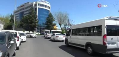 Diyarbakır&rsquo;da yasak sonrası g&uuml;neşli havayı g&ouml;ren vatandaşlar sokakları doldurdu