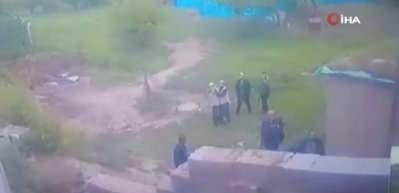 14 yaşındaki &ccedil;ocuklarla silahlı ev baskını kamerada