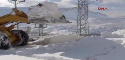 Doğu'da kar esareti s&uuml;r&uuml;yor