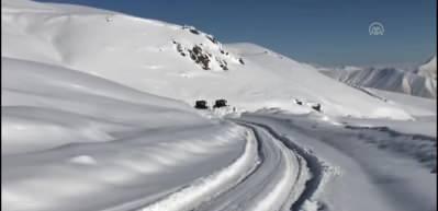 Doğuda kardan kapanan yollar a&ccedil;ılıyor 