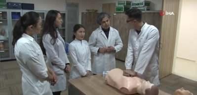 Doktor adayı Kazak &ouml;ğrenciler stajını Erzincan'da yapıyor