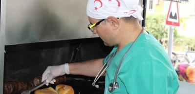 Doktor kıyafetiyle kokore&ccedil; satıyor 