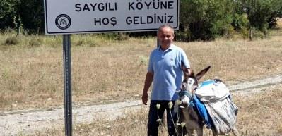 Dostoyevski'nin kitaplarını k&ouml;ylere "karaka&ccedil;an" ile g&ouml;t&uuml;rd&uuml;