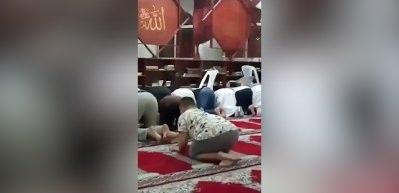 Down sendromlu &ccedil;ocuk secdedeki adamın ayağını gıdıklarsa