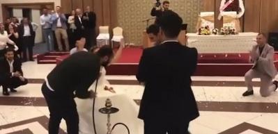 D&uuml;ğ&uuml;nde gelin ve damadın yaptığına bakın!