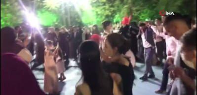 D&uuml;ğ&uuml;nlerde 'korona' halayı devam ediyor