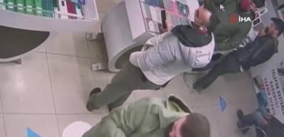 D&uuml;kkana m&uuml;şteri gibi girdi, saniyeler i&ccedil;inde telefon &ccedil;aldı