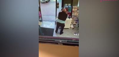 D&uuml;kkanın girişindeki meyve suyunu dezenfekte zanneden amca!