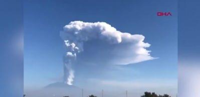 Dumanı &uuml;st&uuml;nde Etna yanardağından &uuml;rk&uuml;ten g&ouml;r&uuml;nt&uuml; 