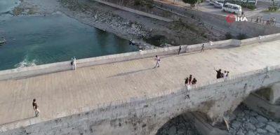 D&uuml;nyanın en eski k&ouml;pr&uuml;s&uuml;n&uuml;n hali i&ccedil;ler acısı