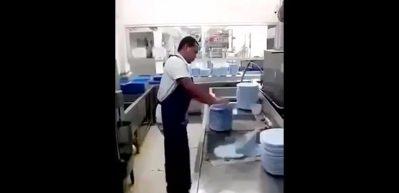 D&uuml;nyanın en hızlı bulaşık yıkayan adamı