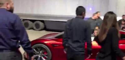 D&uuml;nyanın en hızlısı olmaya aday Tesla'nın tanıtımı yapıldı