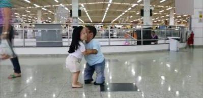 D&uuml;nyanın en k&uuml;&ccedil;&uuml;k ama en mutlu &ccedil;ifti