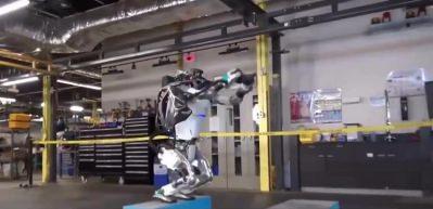 Dünyanın konuştuğu robot Atlas artık takla da atıyor!