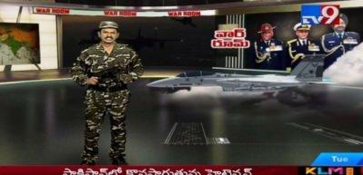 D&uuml;nyayı şaşkına &ccedil;eviren sunucu! Elinde silah, st&uuml;dyoda savaş u&ccedil;akları