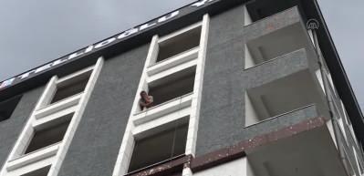 &Uuml;mraniye'de dolu binalarda ve ara&ccedil;larda hasara neden oldu