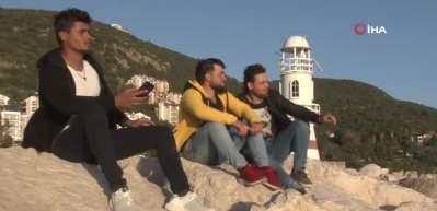 M&uuml;lteciler, T&uuml;rkiye&rsquo;ye en yakın Yunan adalarından Meis&rsquo;e ge&ccedil;meye hazırlanıyor